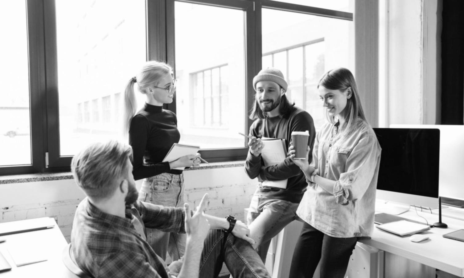 Bureau de travail avec documents financiers et ordinateur portable